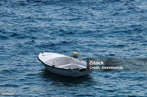 Barco De Madeira - Fotografias de stock e mais imagens de Amarrado - Amarrado, Ao Ar Livre, Arranhado