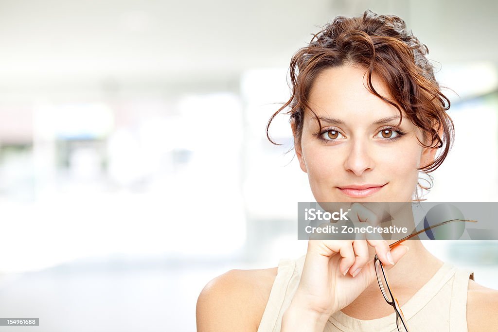 Hermoso Retrato de mujer de negocios con gafas en mano - Foto de stock de Adulto libre de derechos