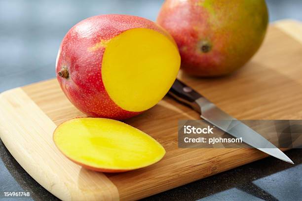 Mango Foto de stock y más banco de imágenes de Mango - Fruta tropical - Mango - Fruta tropical, Alimento, Color - Tipo de imagen
