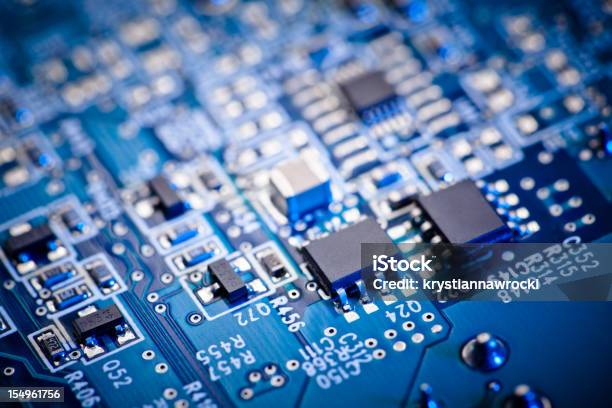 Placa De Circuito De Computador Azul Foco Conjunto De Dois Microchips - Fotografias de stock e mais imagens de Circuito Integrado de Computador