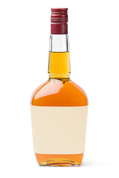 whisky con etichetta vuota - bottle foto e immagini stock