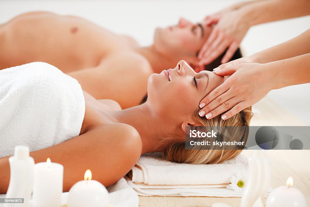 Casal romântico está tendo uma massagem na cabeça no spa centre. - Foto de stock de Massagear royalty-free