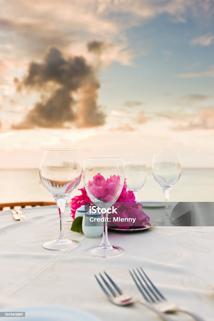 Cena romantica in spiaggia durante il tramonto - Foto stock royalty-free di Spiaggia