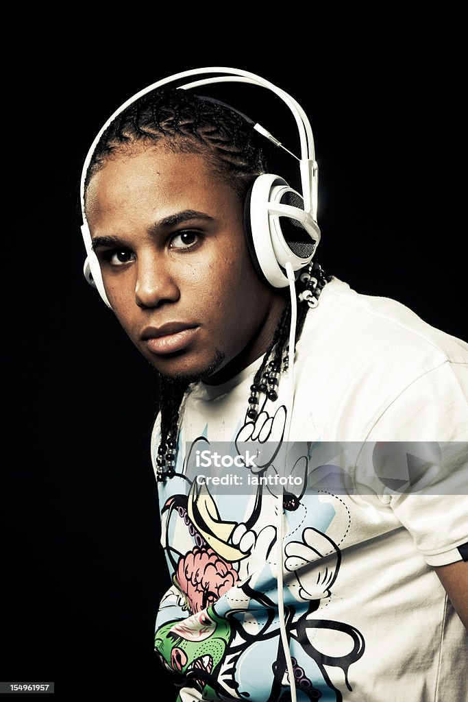 Young African-American man escuchando música. - Foto de stock de A la moda libre de derechos