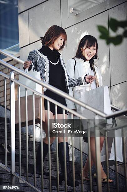 日本女性のショッピング 2 - 20代のストックフォトや画像を多数ご用意 - 20代, 2人, iStockalypse