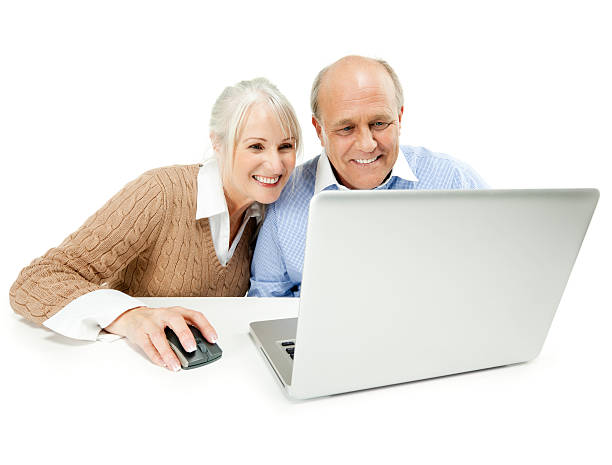 casal sênior usando o laptop-isolado - idoso na internet - fotografias e filmes do acervo