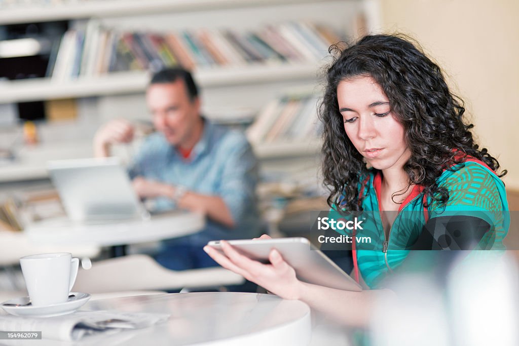 Persone nella Libreria - Foto stock royalty-free di 20-24 anni