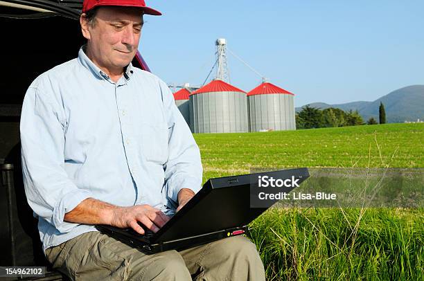 Agricoltore Utilizzando Pc In Campagna - Fotografie stock e altre immagini di Ingegnere - Ingegnere, Agricoltore, Agricoltura