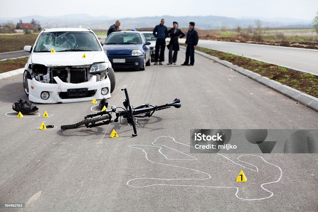 Incidente stradale. Ciclista e un'auto - Foto stock royalty-free di Incidente dei trasporti