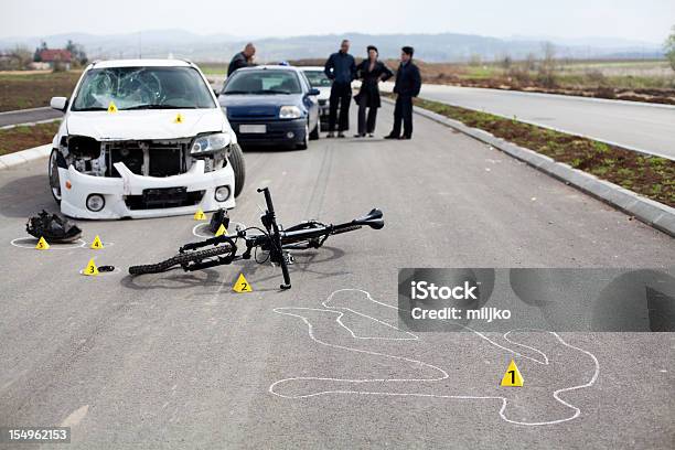 Incidente Stradale Ciclista E Unauto - Fotografie stock e altre immagini di Incidente dei trasporti - Incidente dei trasporti, Bicicletta, Automobile