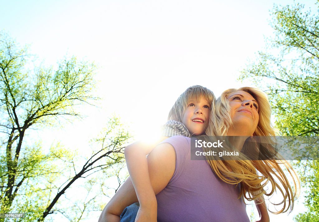 Mãe e filho desfrutar de atividades ao ar livre. - Foto de stock de Adulto royalty-free