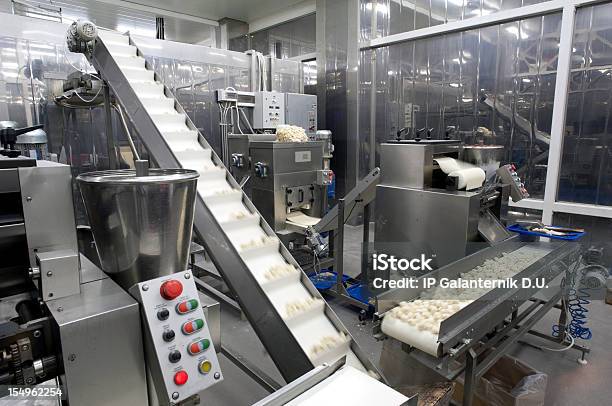 Produktion Im Food Factory Stockfoto und mehr Bilder von Nahrungsmittelfabrik - Nahrungsmittelfabrik, Herstellendes Gewerbe, Fabrik