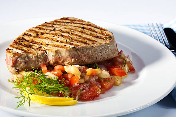 grillades steak de thon avec une salade - tuna steak grilled tuna food photos et images de collection