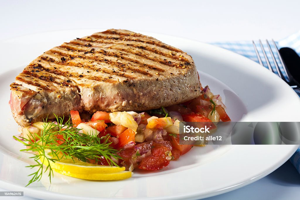 Filé de atum grelhado com salada - Foto de stock de Filé de Atum royalty-free