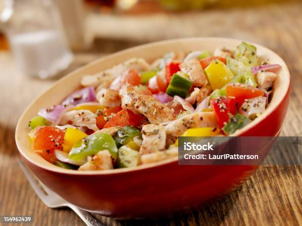 Ensalada De Pollo A La Parrilla Foto de stock y más banco de imágenes de Aceite de oliva - Aceite de oliva, Aderezo, Alimento