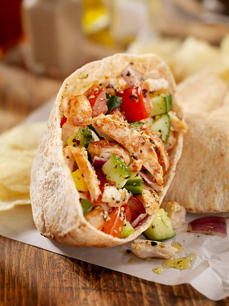 pita tasca con pollo alla griglia - sandwich salad chicken chicken salad foto e immagini stock