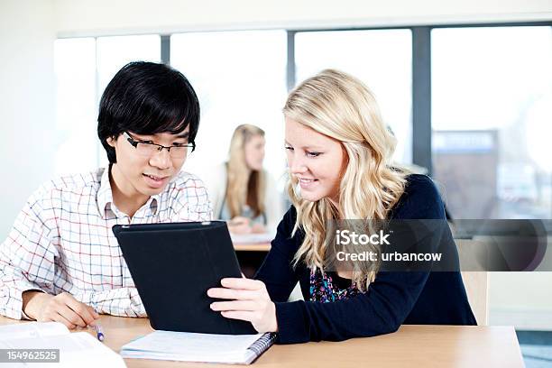 Dos Estudiantes Foto de stock y más banco de imágenes de Adulto - Adulto, Adulto joven, Aprender