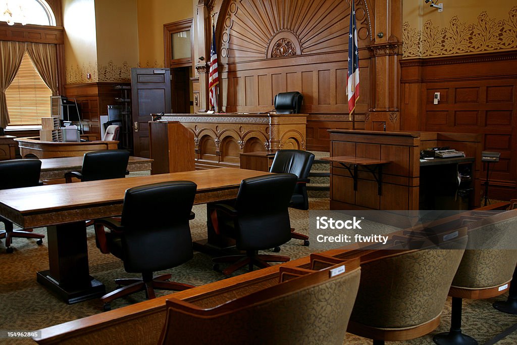 Um vazio, com painéis de marrom com bandeiras Sala de Tribunal - Foto de stock de Sala de Tribunal royalty-free