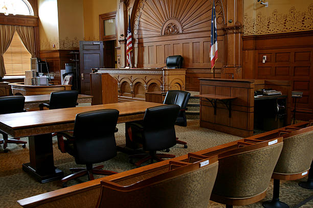 um vazio, com painéis de marrom com bandeiras sala de tribunal - sala de tribunal - fotografias e filmes do acervo