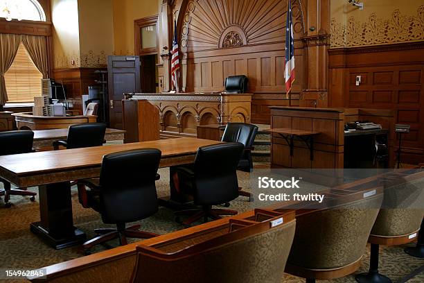 Um Vazio Browncom Sinalizadores Paneled Sala De Tribunal - Fotografias de stock e mais imagens de Sala de Tribunal