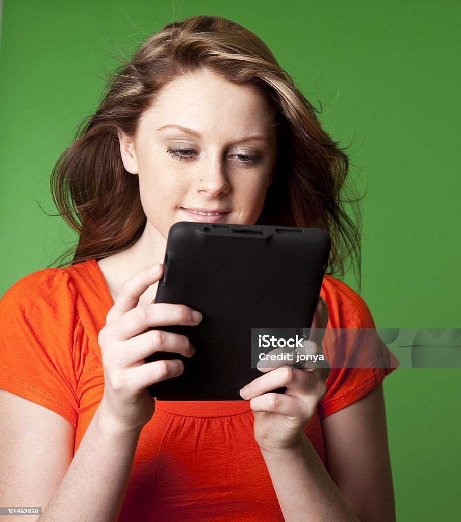 Adolescente con tablet con pantalla táctil - Foto de stock de 16-17 años libre de derechos