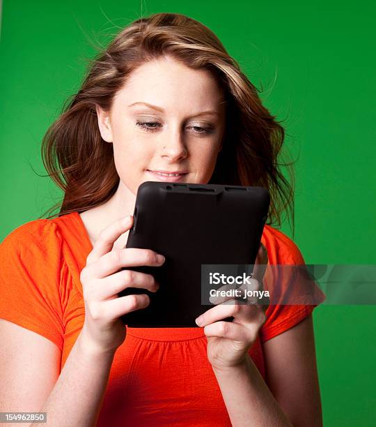 Adolescente Con Tablet Con Pantalla Táctil Foto de stock y más banco de imágenes de 16-17 años - 16-17 años, Adolescente, Tableta digital