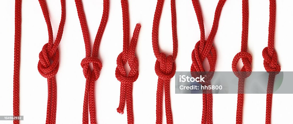 Красный из шнура с узлом Изолирован на белом - Стоковые фото Завязанный узлом роялти-фри