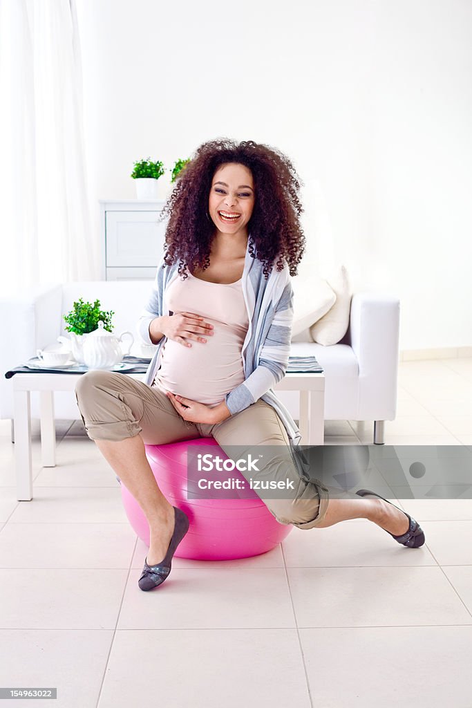 Femme enceinte, sur un ballon, - Photo de 20-24 ans libre de droits