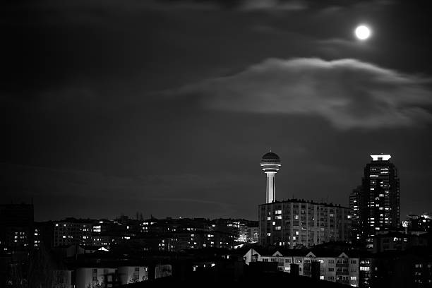 edificios en blanco y negro