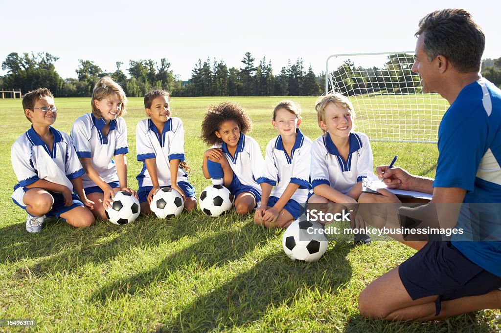 Дети, обучение, как в футбольной команды с тренером - Стоковые фото Ребёнок роялти-фри