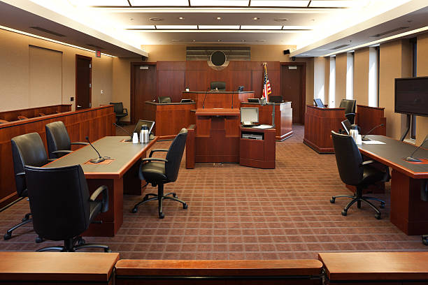 salle de tribunal fédéral. - gavel flag law american culture photos et images de collection