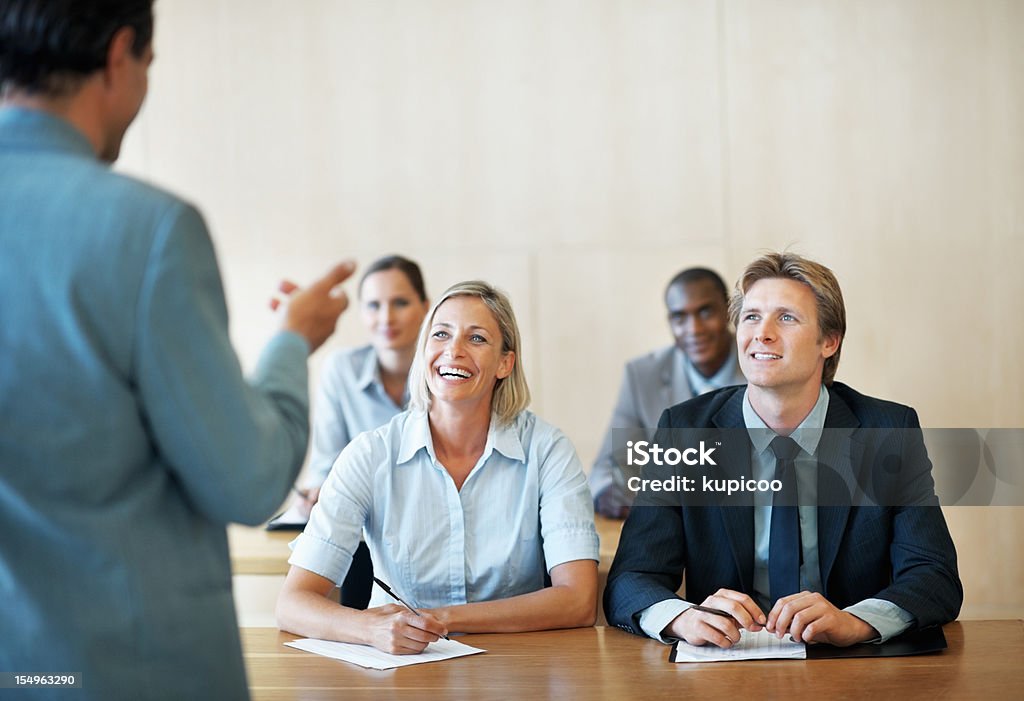 Uomo d'affari dando presentazione - Foto stock royalty-free di Adulto