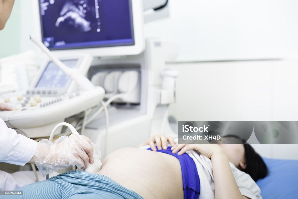 Donna incinta sempre ultrasuoni da medico - Foto stock royalty-free di Adulto