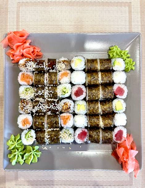 바다 물고기, 야채 및 채소를 곁들인 호소마키 롤을 곁들인 접시. - sashimi sushi salad sea 뉴스 사진 이미지