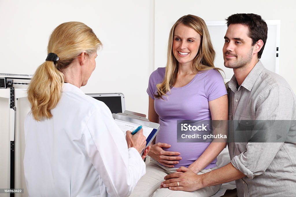 Pareja en examen Prenatal - Foto de stock de 20 a 29 años libre de derechos