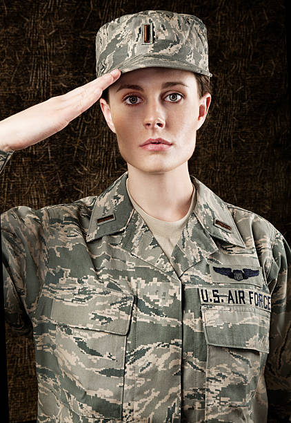 força aérea americana série: american airwoman contra o fundo escuro brown - armed forces saluting female air force imagens e fotografias de stock
