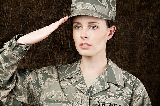 força aérea americana série: airwoman americano - armed forces saluting female air force imagens e fotografias de stock