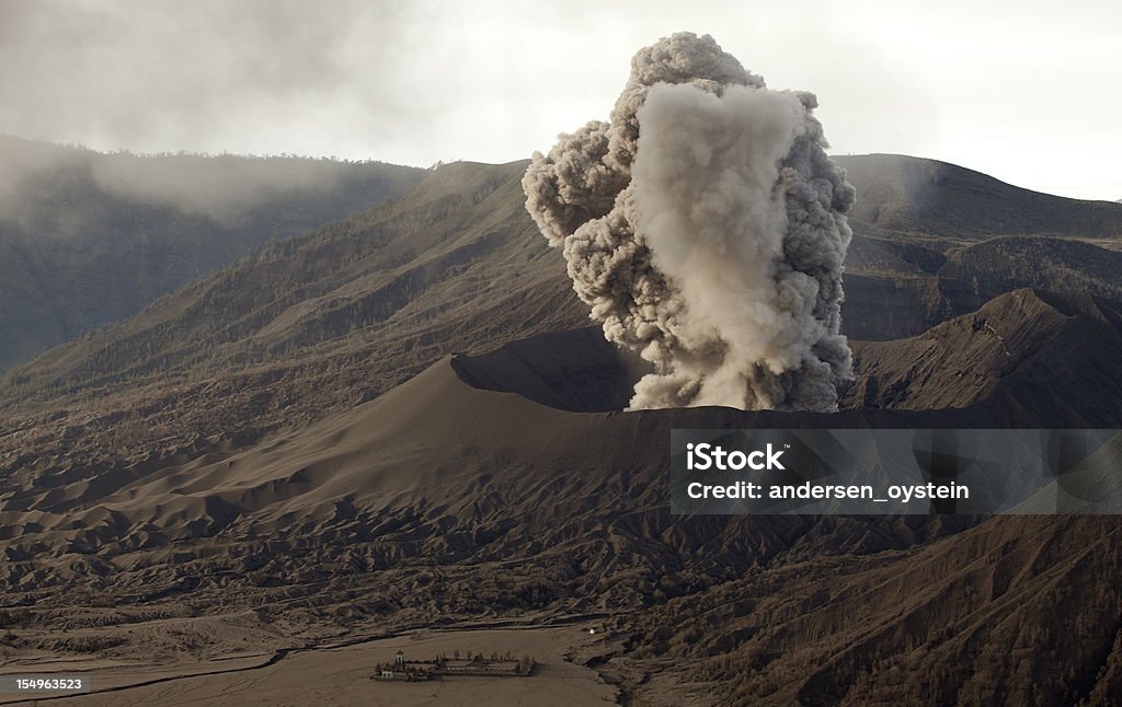 Primeira erupção do vulcão. - Foto de stock de Caldeira - Cratera vulcânica royalty-free