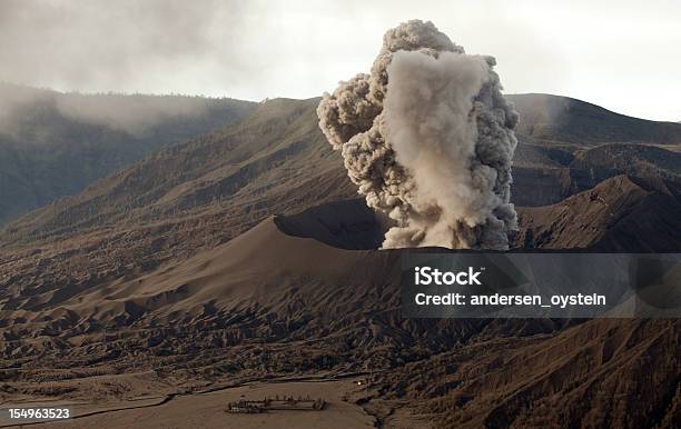 Foto de Primeira Erupção Do Vulcão e mais fotos de stock de Caldeira - Cratera vulcânica - Caldeira - Cratera vulcânica, Calor, Cinza - Fenômeno natural
