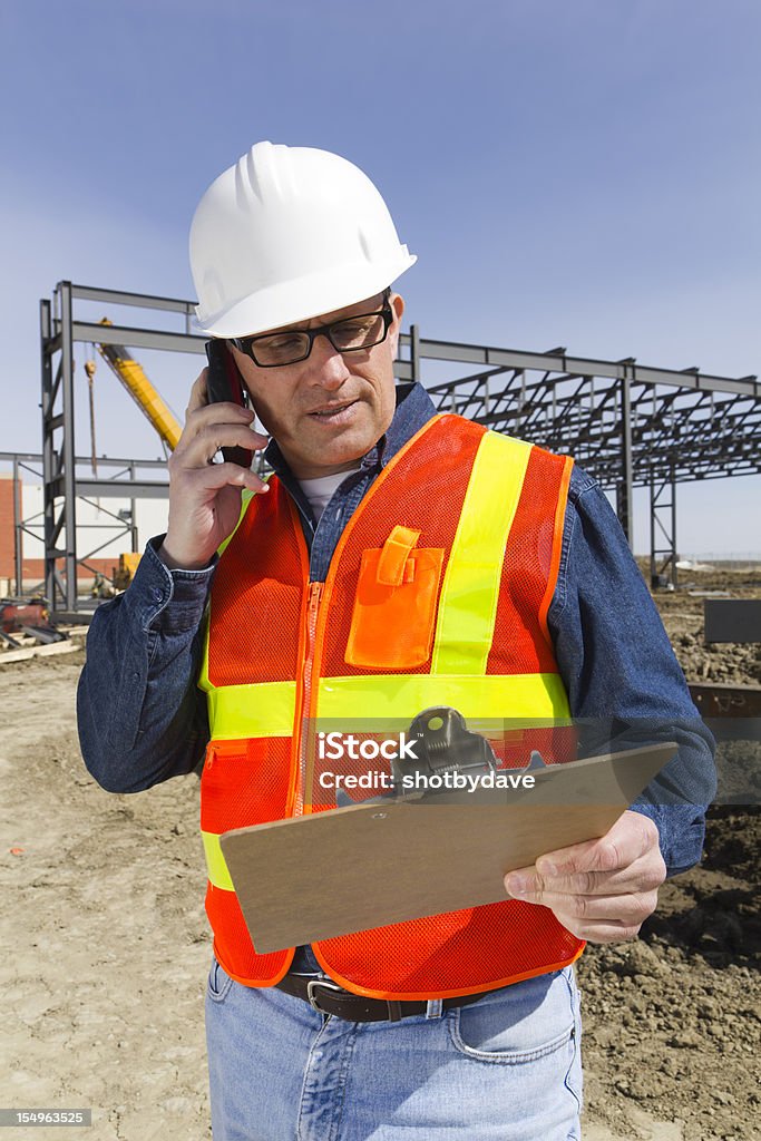 Inspector de seguridad en el teléfono - Foto de stock de Accesorio de cabeza libre de derechos