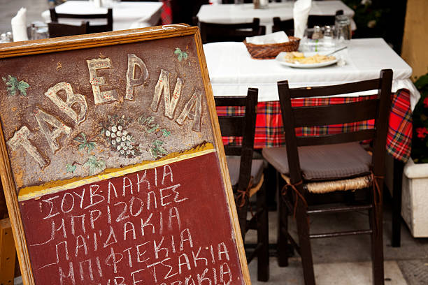 taverna greca, atene, grecia - athens foto e immagini stock