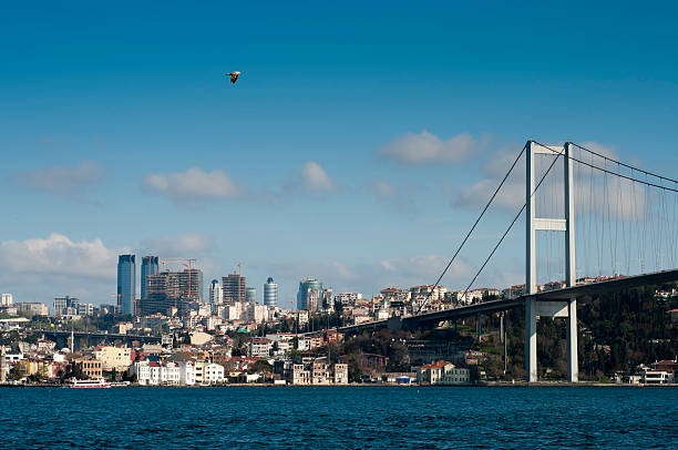 bosphorus bridge を越えて、ヨーロッパとアジア、イスタンブール,トルコ - looking through window individuality old architecture ストックフォトと画像