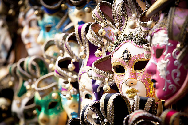 venezianische maske, geringe tiefenschärfe - venedig stock-fotos und bilder