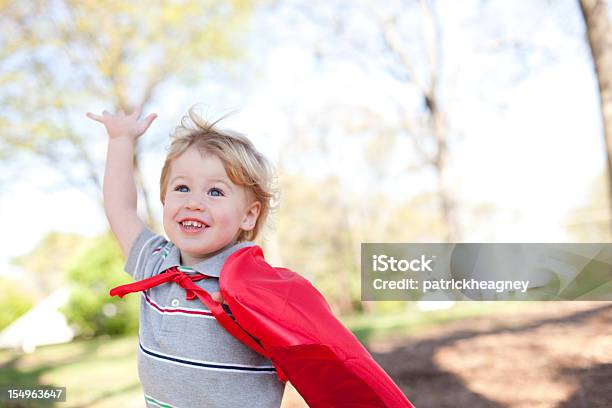 Felice Giovane Ragazzo Indossa Rosso Capo - Fotografie stock e altre immagini di Rosso - Rosso, 2-3 anni, Allegro