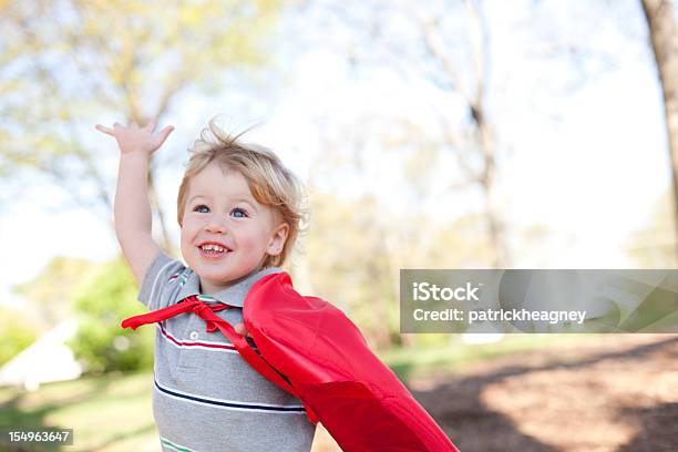 Счастливый Молодой Мальчик В Красный Плащ — стоковые фотографии и другие картинки Красный - Красный, 2-3 года, Веселье