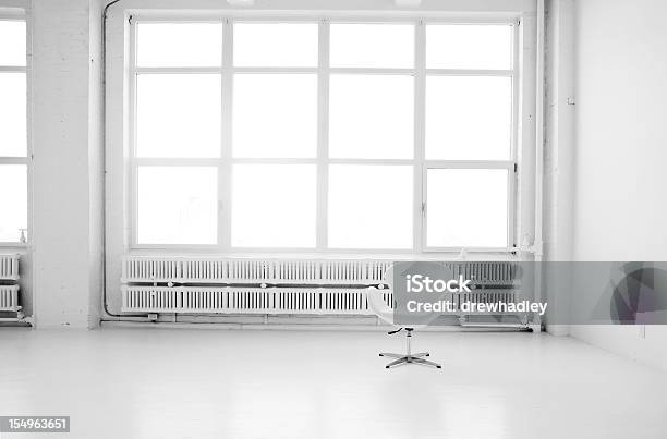 Moderne Weiß Wohnzimmer Loft Stockfoto und mehr Bilder von Schwarzweiß-Bild - Schwarzweiß-Bild, Büro, Fenster