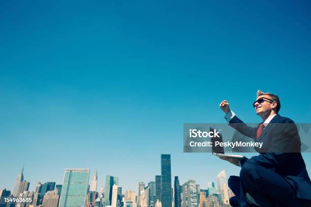 Uomo Daffari Di Successo Pompe Pugno Di Lavorare Allaperto Sul Portatile Skyline Della Città - Fotografie stock e altre immagini di Computer portatile