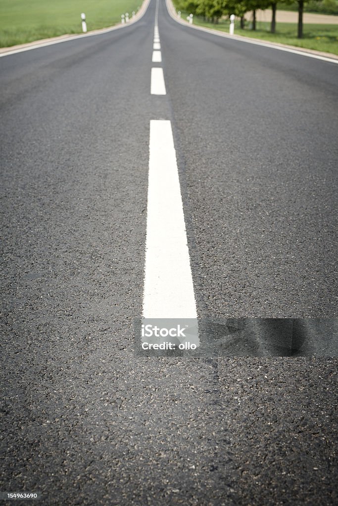 Road marcador, vista de ángulo bajo - Foto de stock de Aire libre libre de derechos