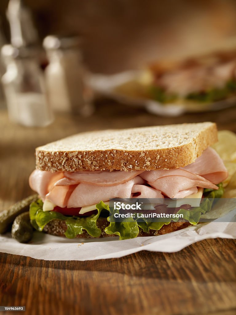 Panino prosciutto affumicato e Svizzera - Foto stock royalty-free di Panino ripieno