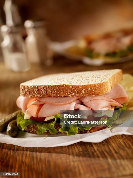 Panino Prosciutto Affumicato E Svizzera - Fotografie stock e altre immagini di Panino ripieno - Panino ripieno, Prosciutto, Alimentazione sana